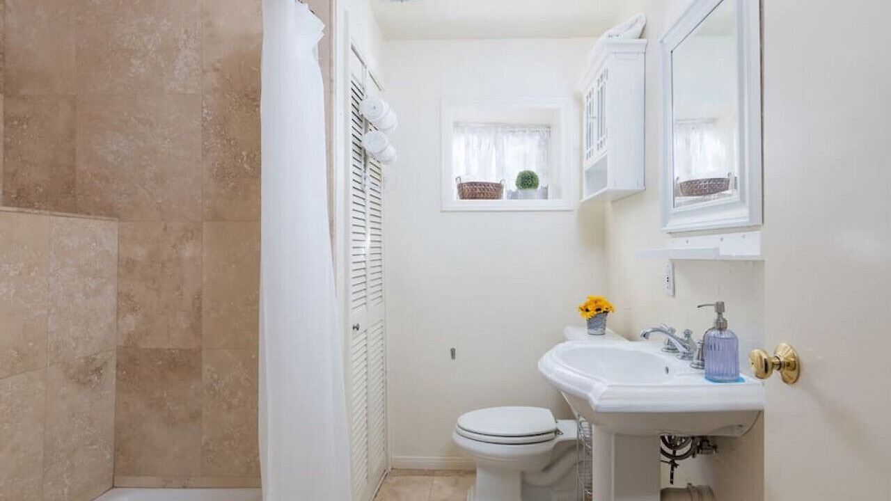 Photo of Bathroom in Twin Peaks