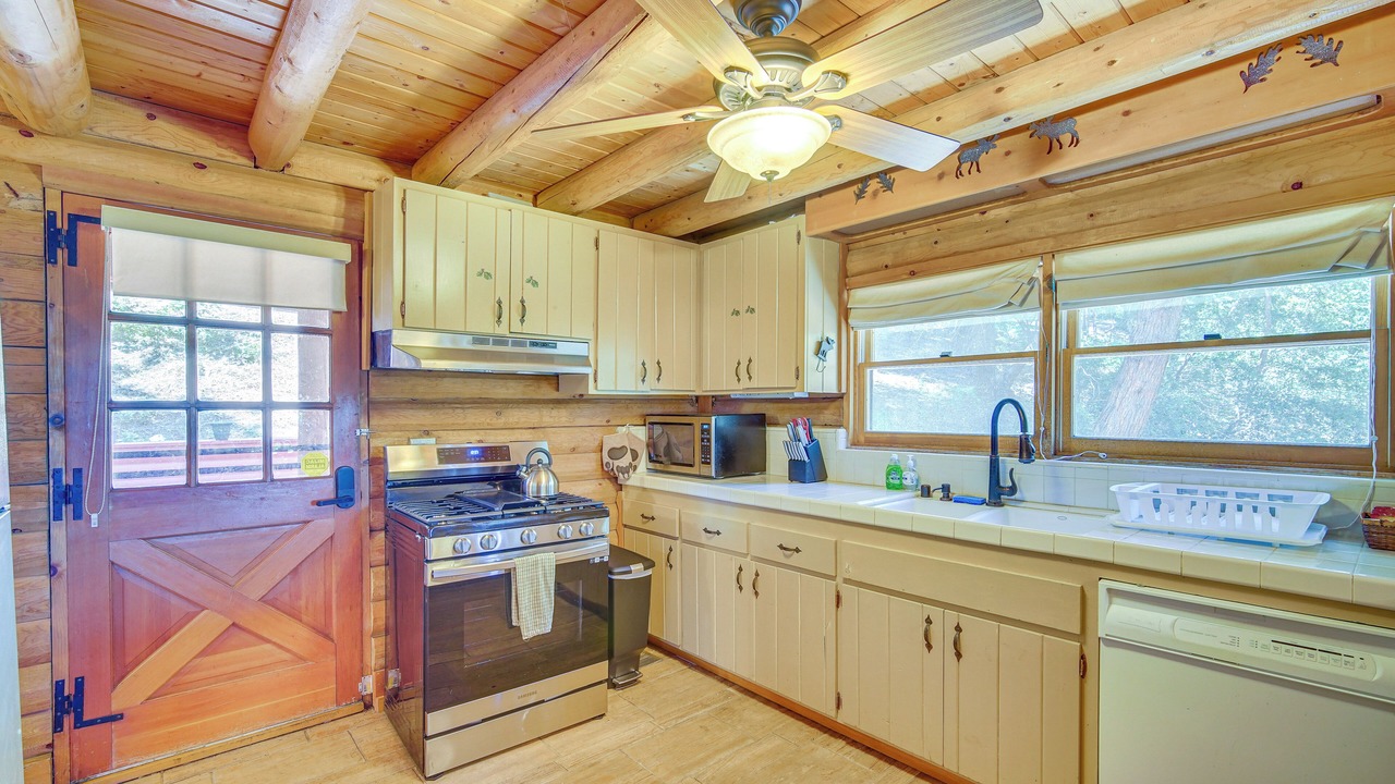 Photo of Kitchen in Cedarpines Park