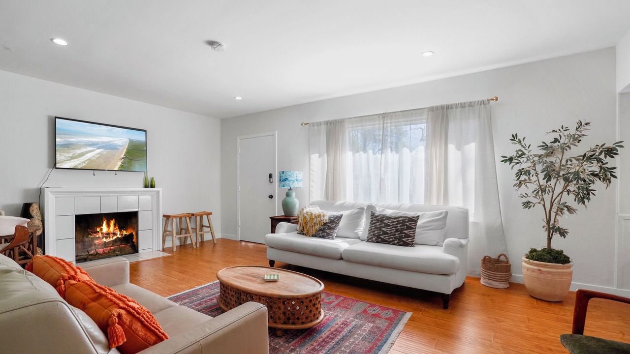 Photo of Livingroom in Woodland Hills