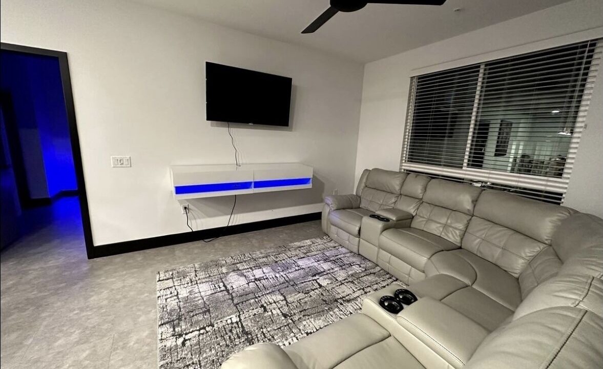 Photo of Livingroom in Platinum Triangle