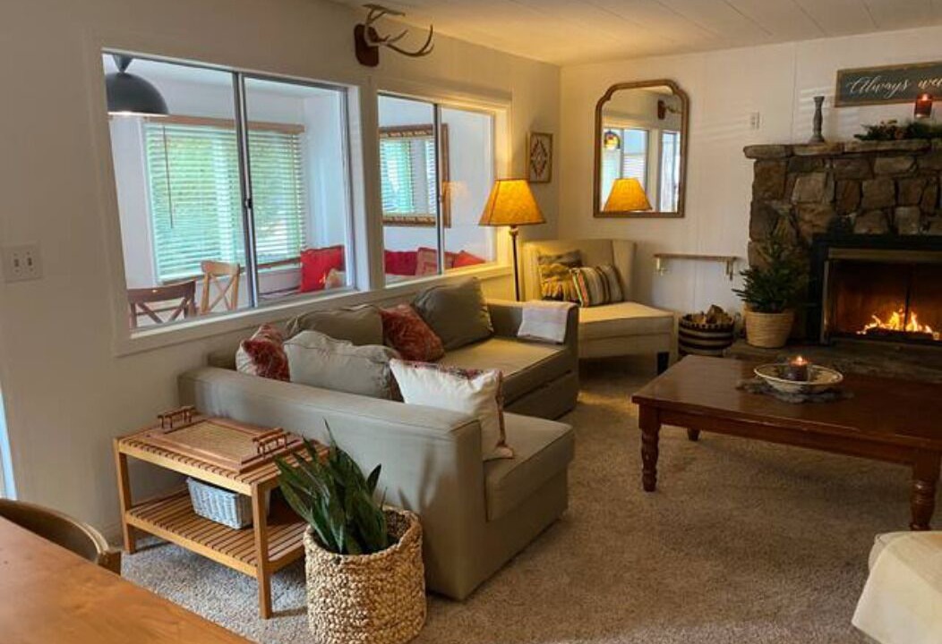 Photo of Livingroom in Fawnskin
