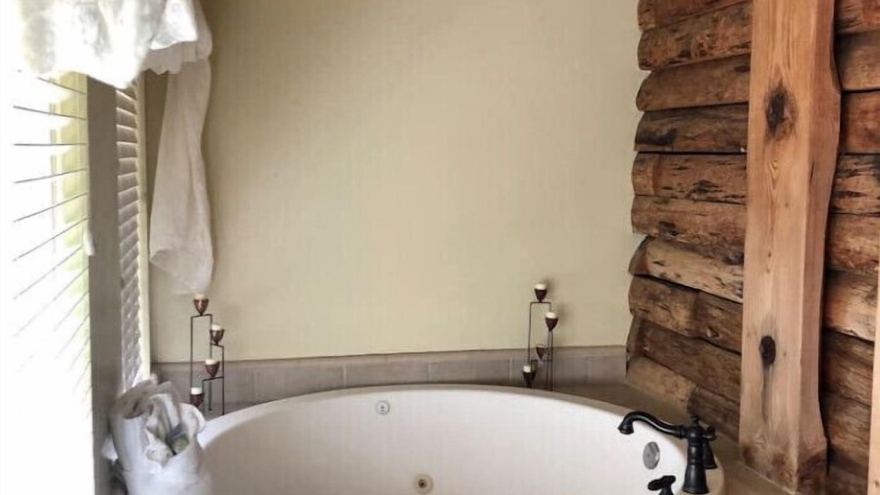 Photo of Bathroom in El Portal