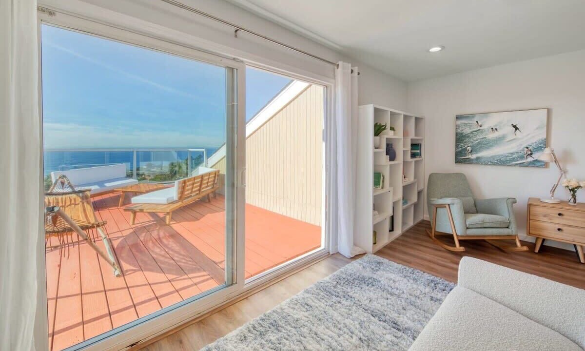 Photo of Livingroom in Edgemar - Pacific Manor