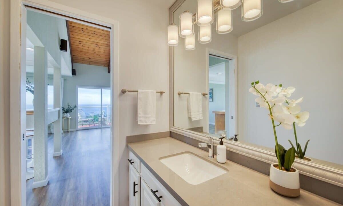 Photo of Bathroom in Edgemar - Pacific Manor