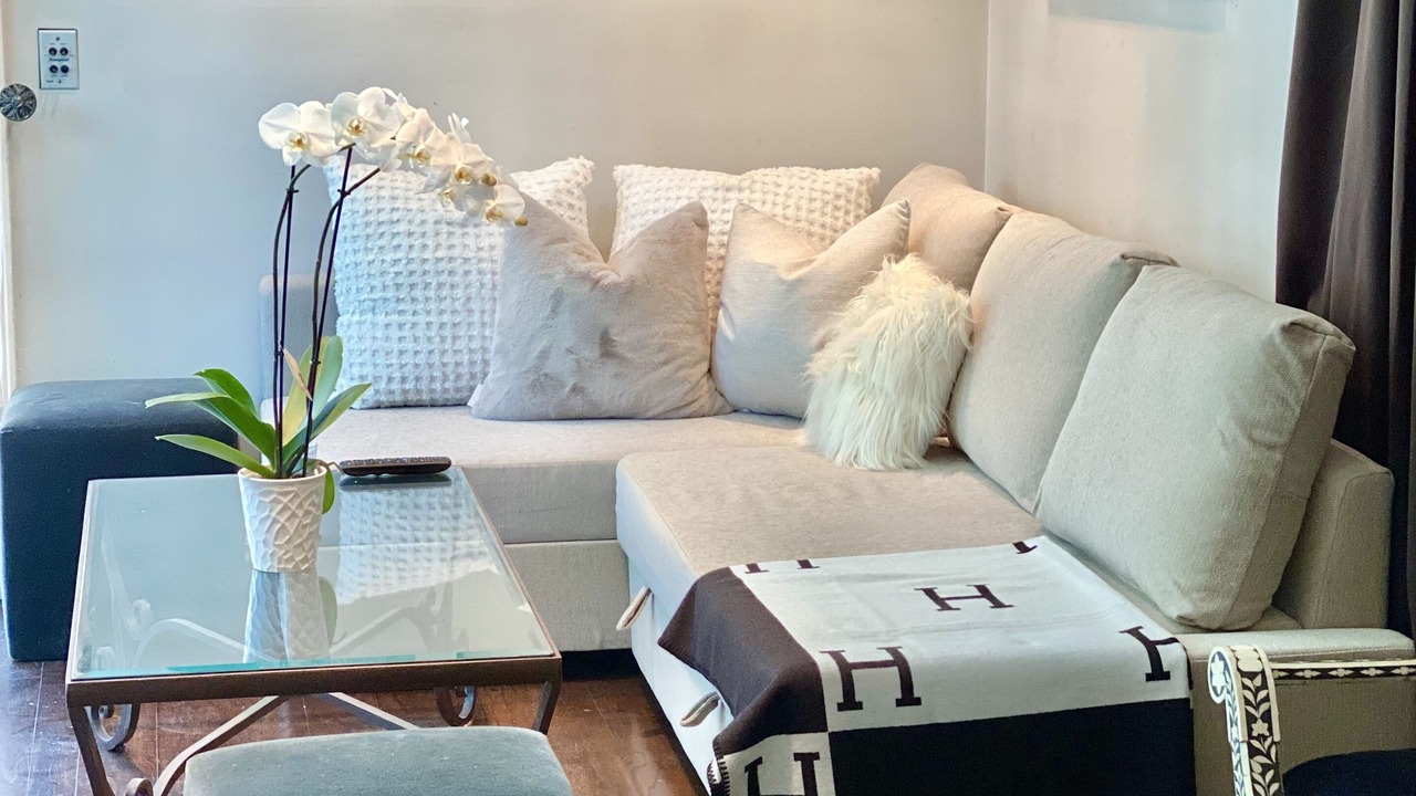 Photo of Livingroom in Greater Wilshire - Hancock Park