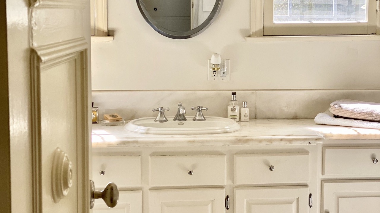 Photo of Bathroom in Greater Wilshire - Hancock Park