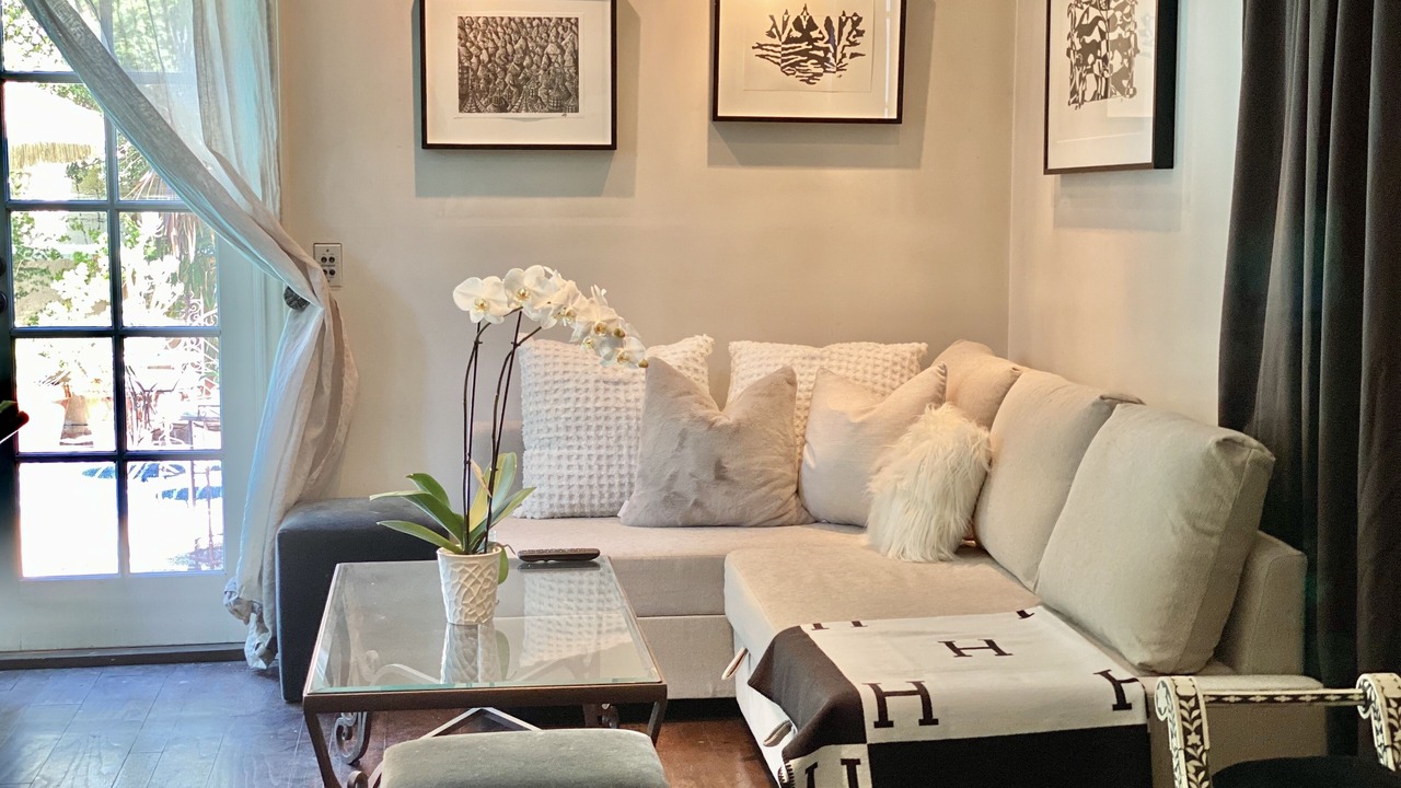 Photo of Livingroom in Greater Wilshire - Hancock Park