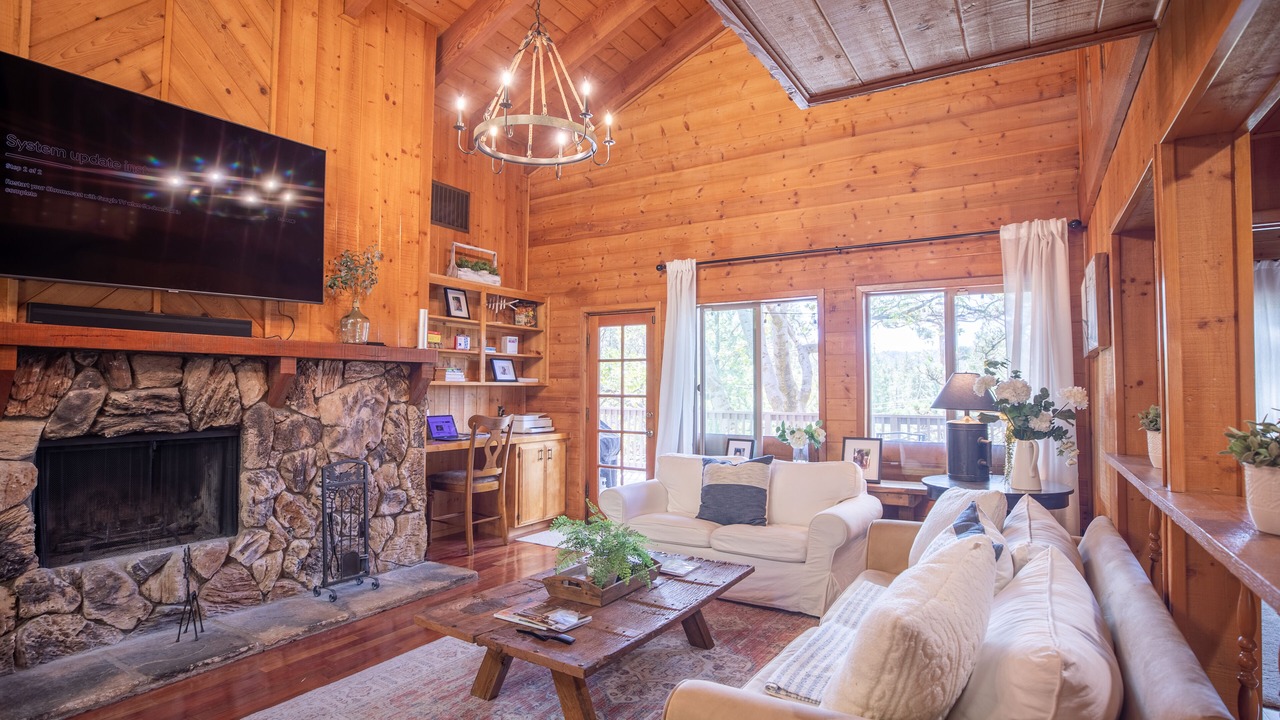 Photo of Livingroom in Lake Arrowhead