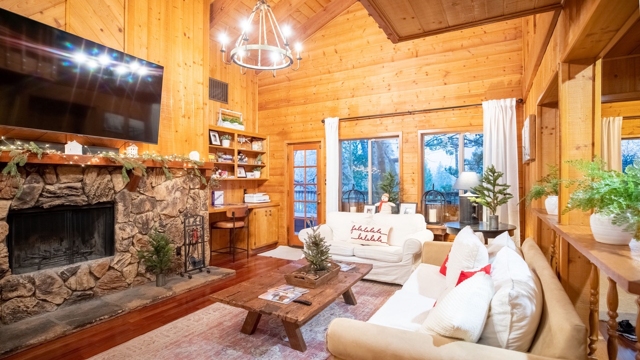 Photo of Livingroom in Lake Arrowhead