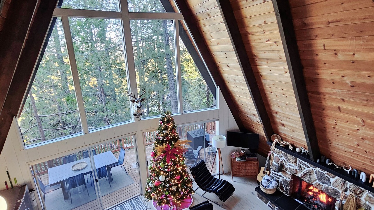 Photo of Livingroom in Lake Arrowhead