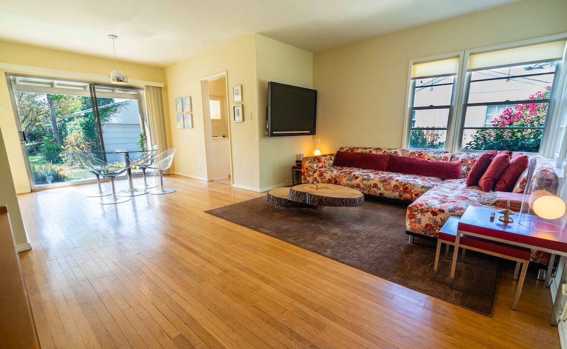 Photo of Livingroom in Valley Glen