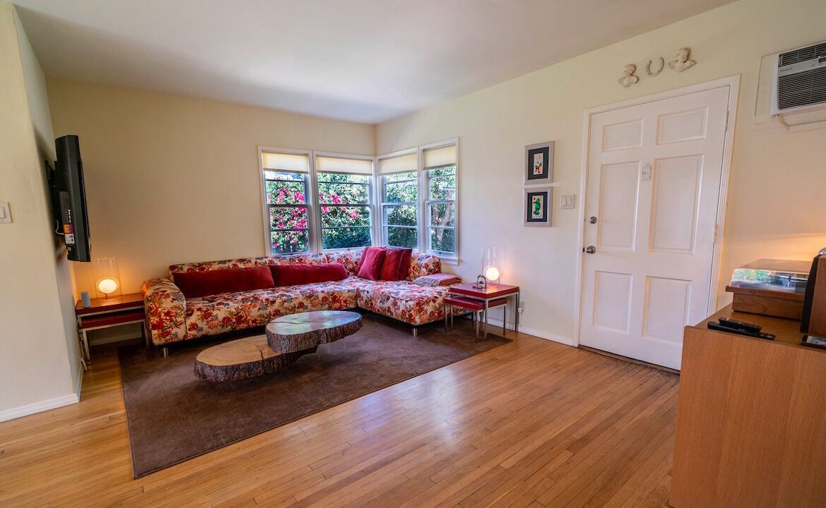 Photo of Livingroom in Valley Glen