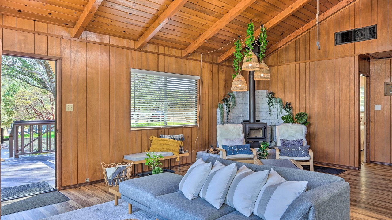Photo of Livingroom in Yosemite Forks