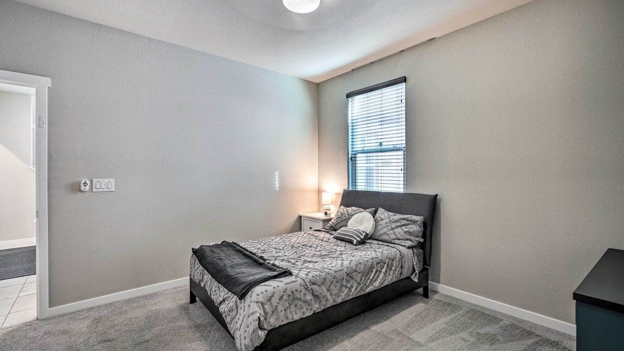 Photo of Bedroom in Hood