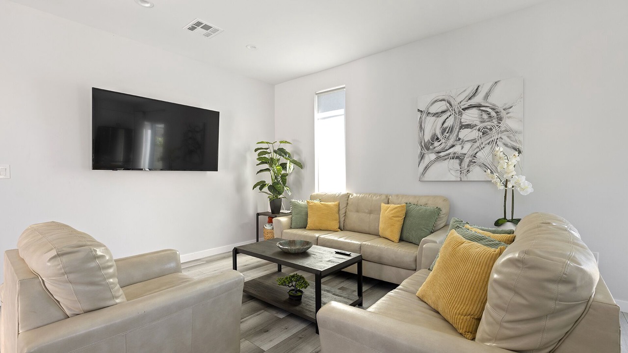 Photo of Livingroom in Valley Glen