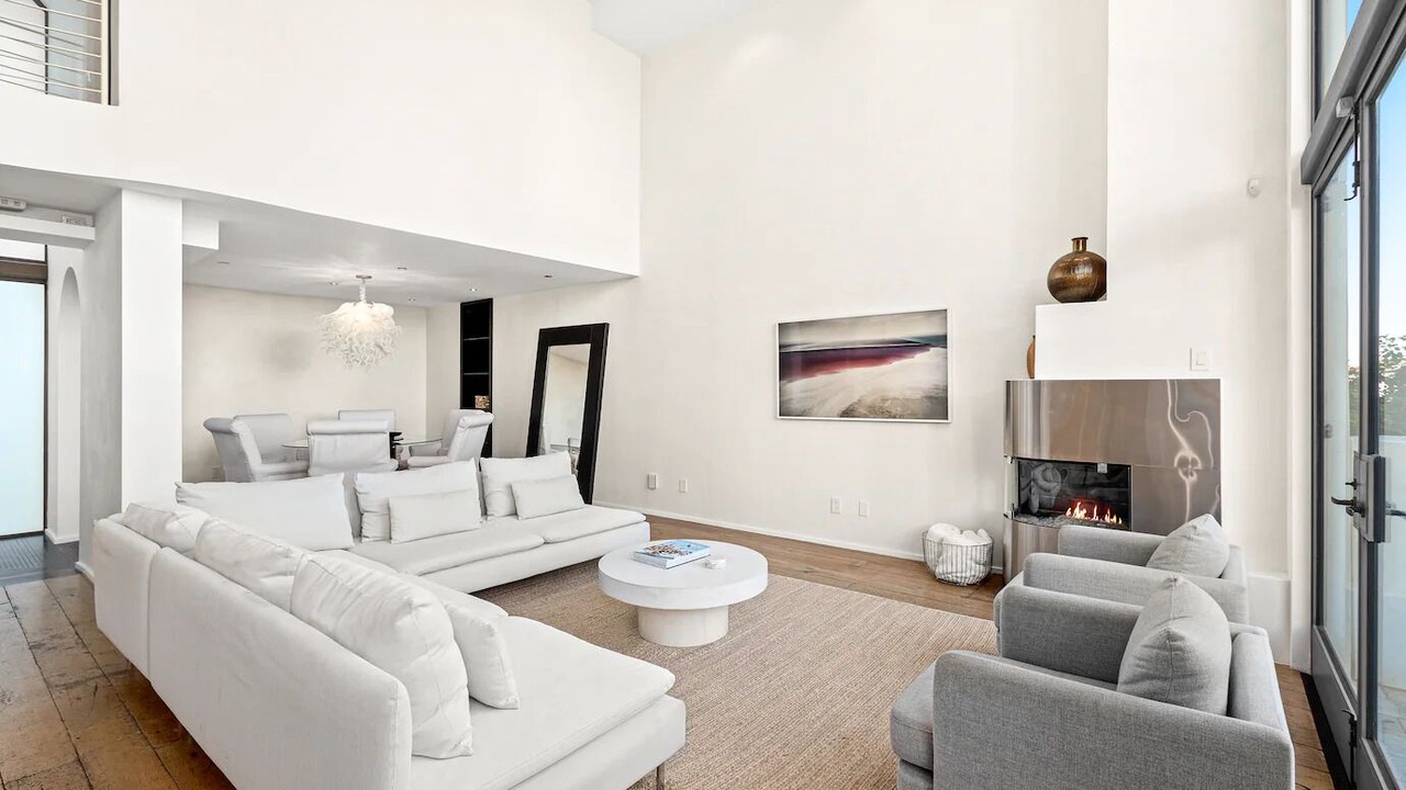 Photo of Livingroom in Downtown
