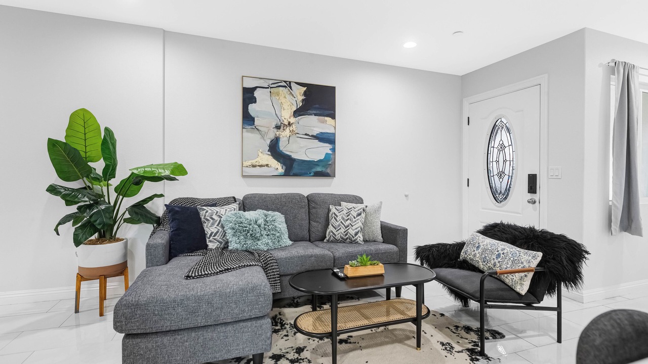 Photo of Livingroom in Midway City