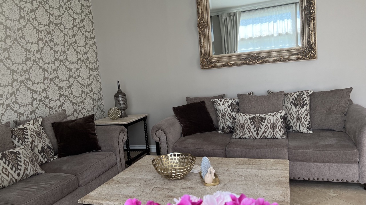 Photo of Livingroom in Granada Hills South