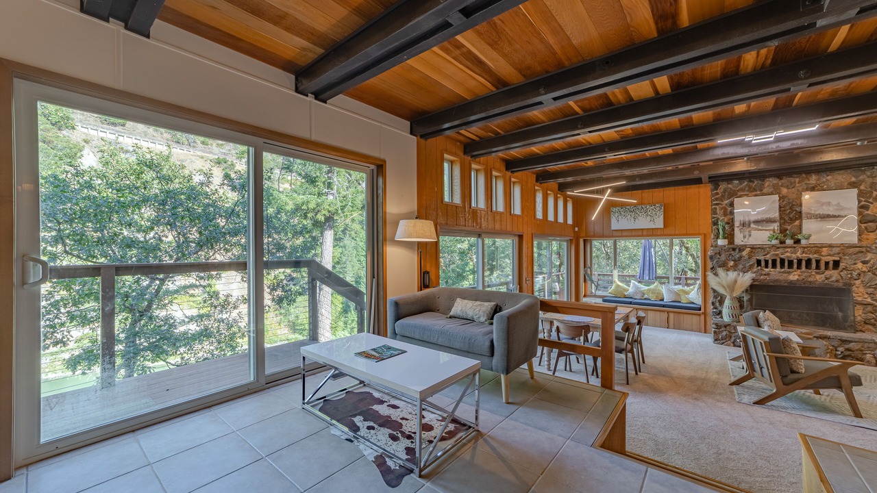 Photo of Livingroom in Salyer