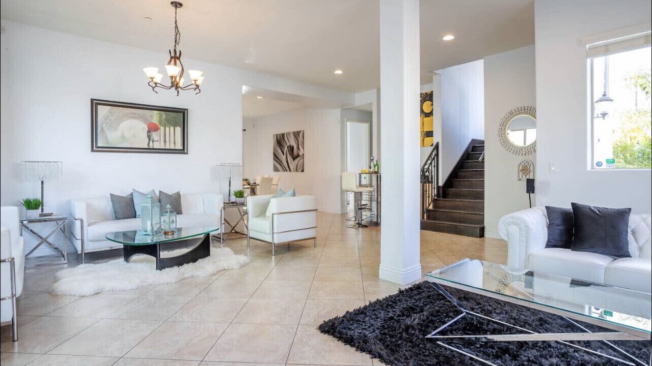 Photo of Livingroom in Tarzana
