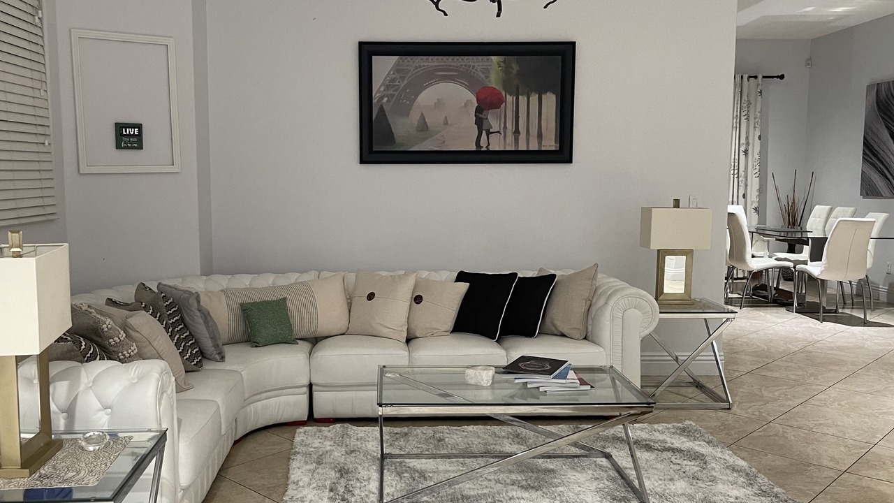 Photo of Livingroom in Tarzana