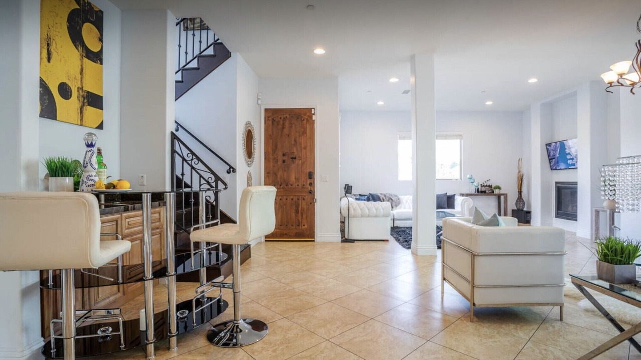 Photo of Livingroom in Tarzana