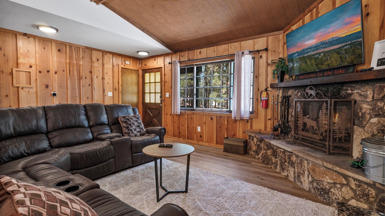 Photo of Livingroom in Summit Estates