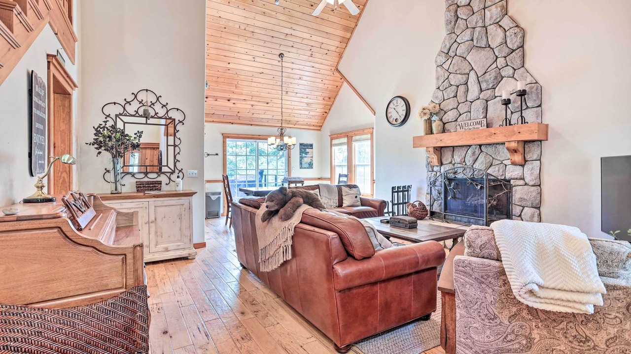 Photo of Livingroom in Lake Arrowhead