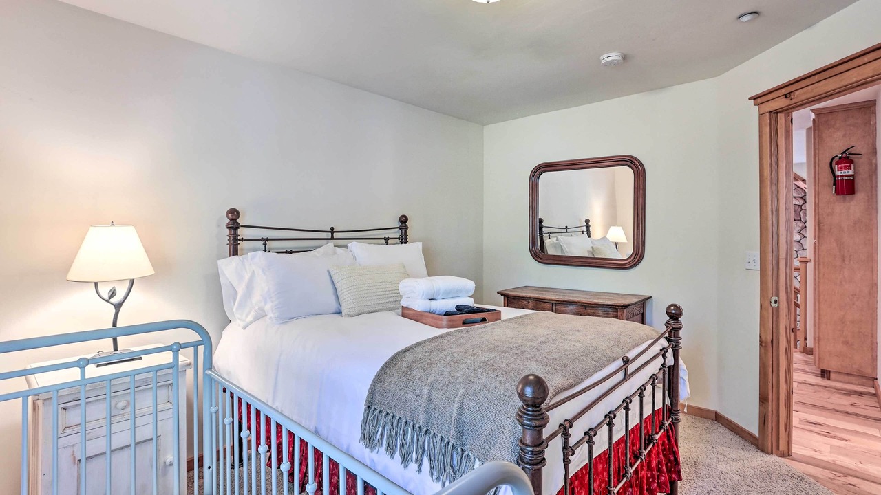 Photo of Bedroom in Lake Arrowhead