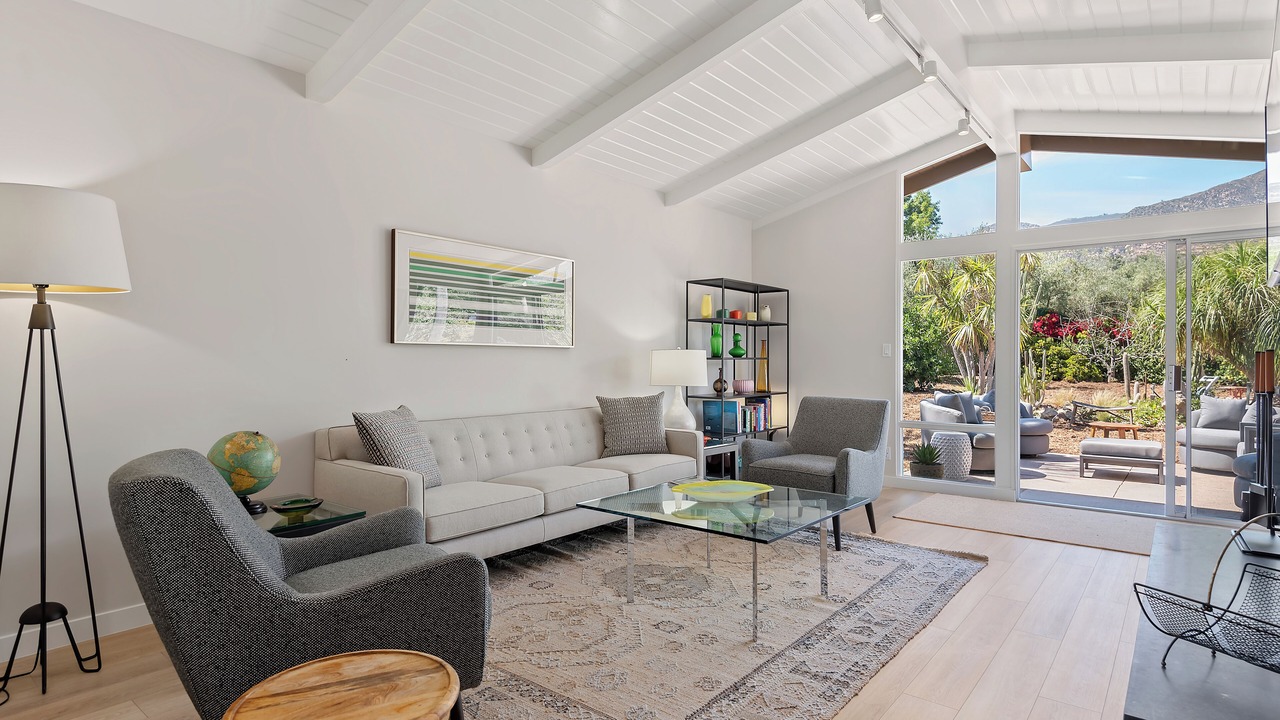Photo of Livingroom in Golden Quadrangle