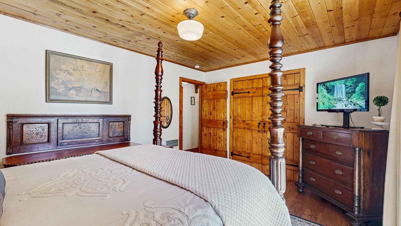 Photo of Bedroom in Running Springs