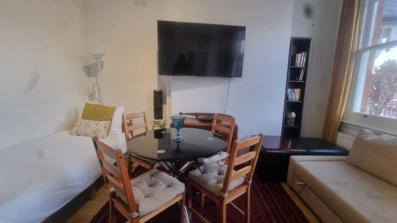 Photo of Livingroom in Mapesbury