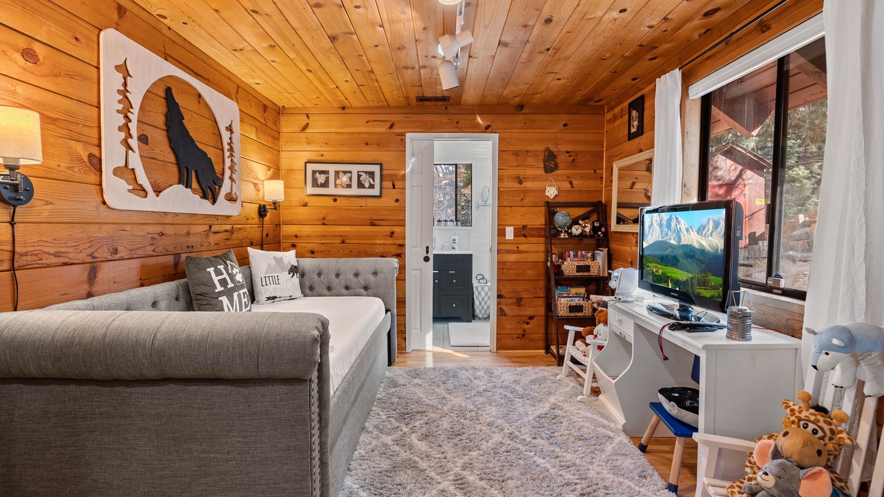 Photo of Bedroom in Running Springs
