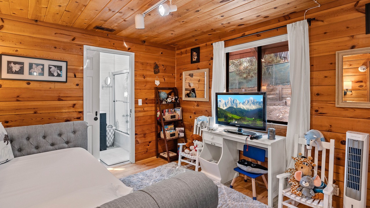 Photo of Bedroom in Running Springs