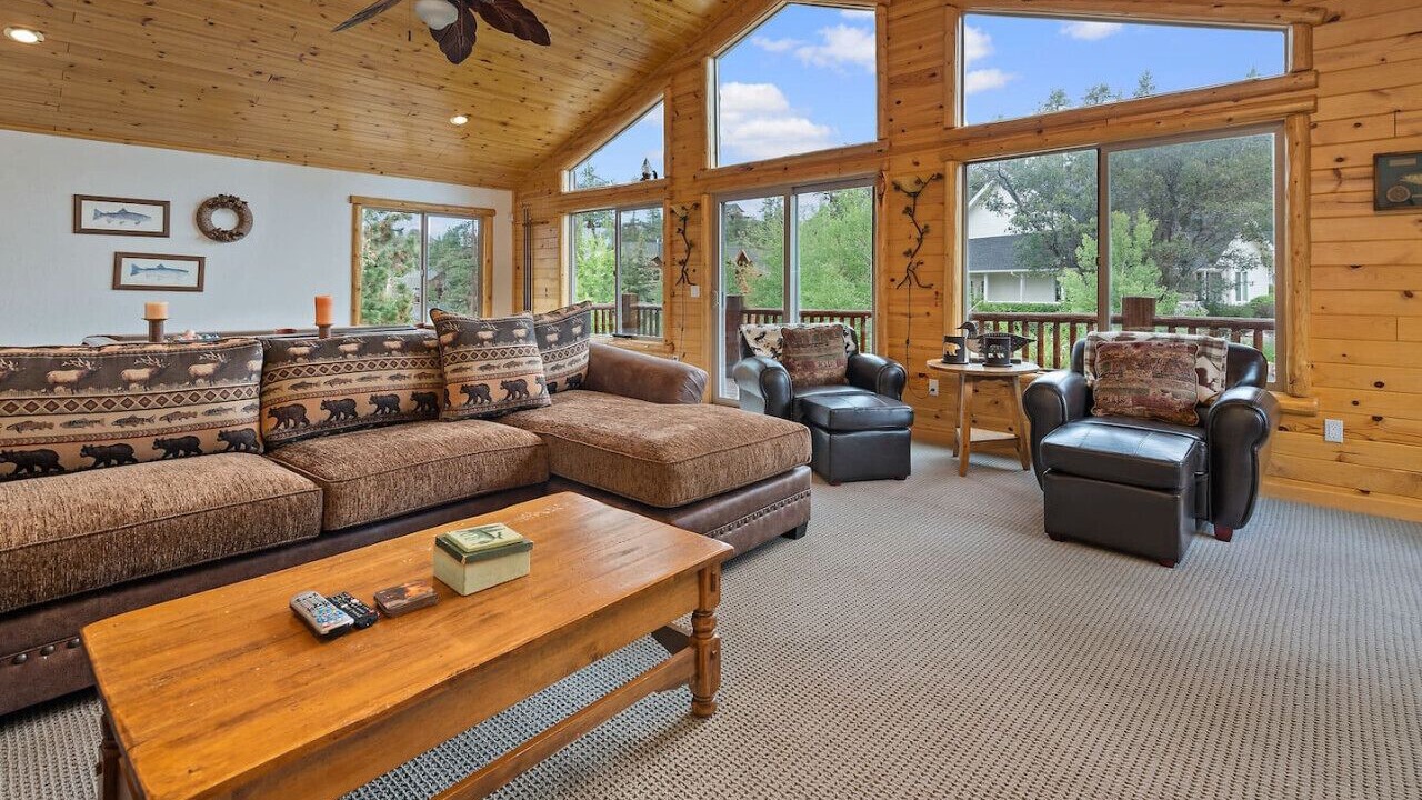 Photo of Livingroom in Castle Glen Estates