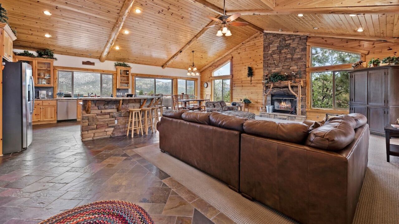 Photo of Livingroom in Castle Glen Estates