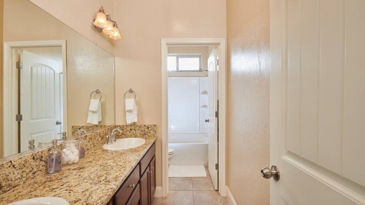 Photo of Bathroom in Raisin