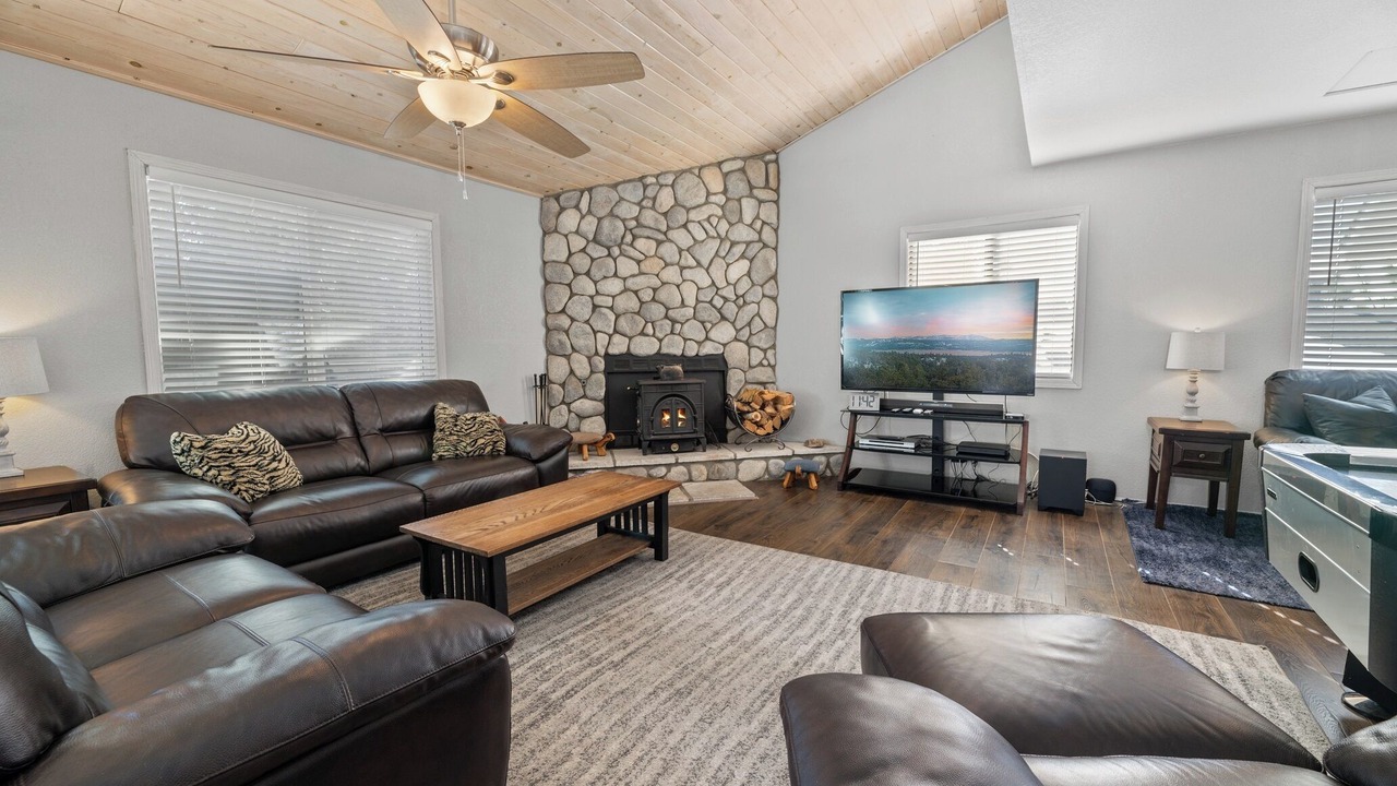 Photo of Livingroom in Whispering Forest