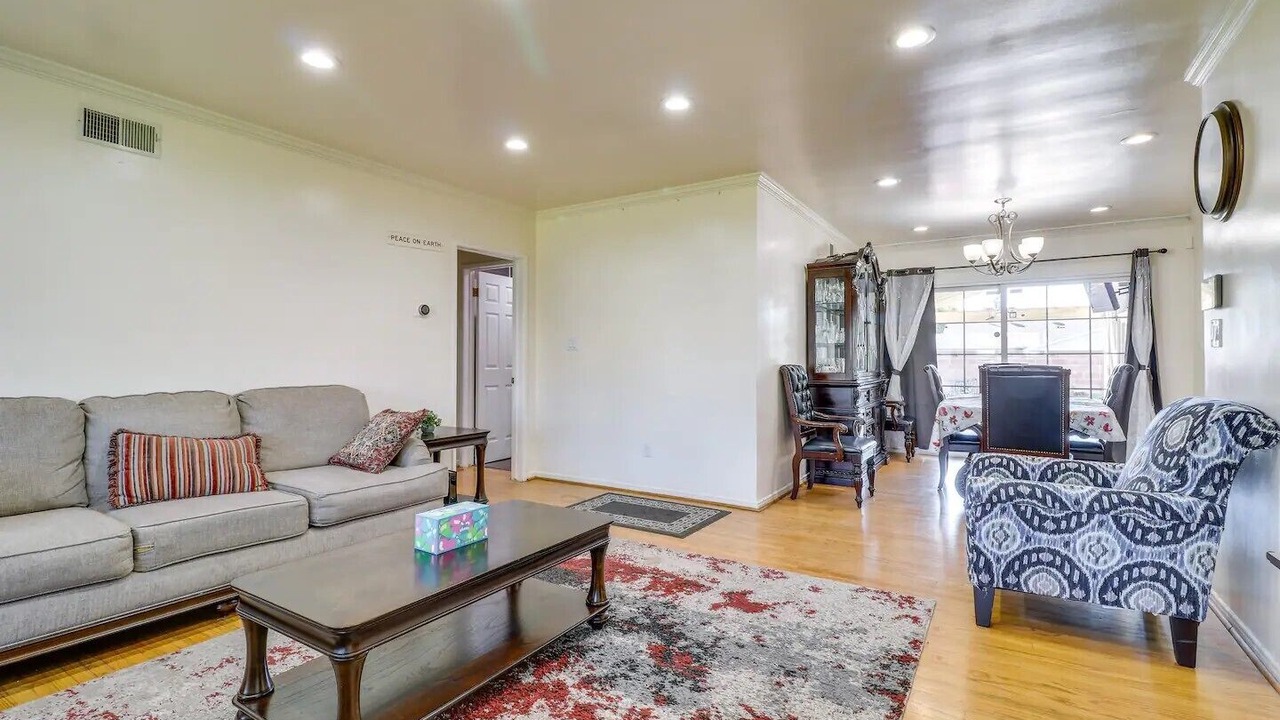 Photo of Livingroom in North Hills West