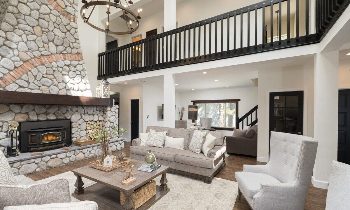 Photo of Livingroom in Evergreen Estates