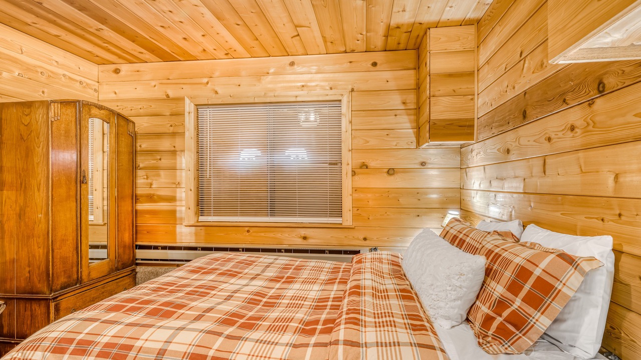 Photo of Bedroom in Serene Lakes