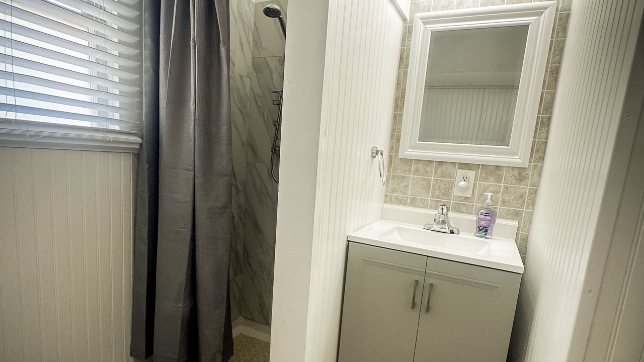 Photo of Bathroom in Oleander - Sunset