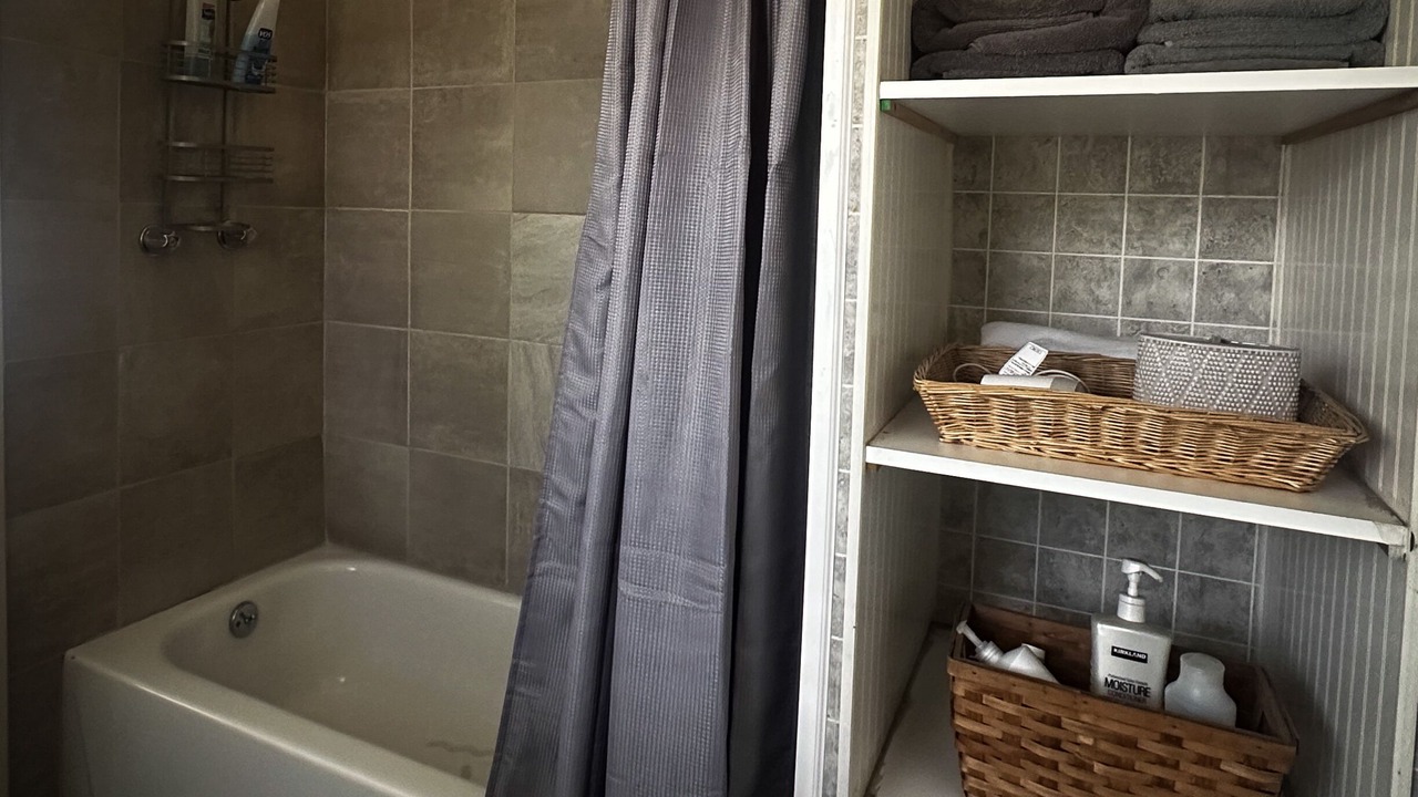 Photo of Bathroom in Oleander - Sunset