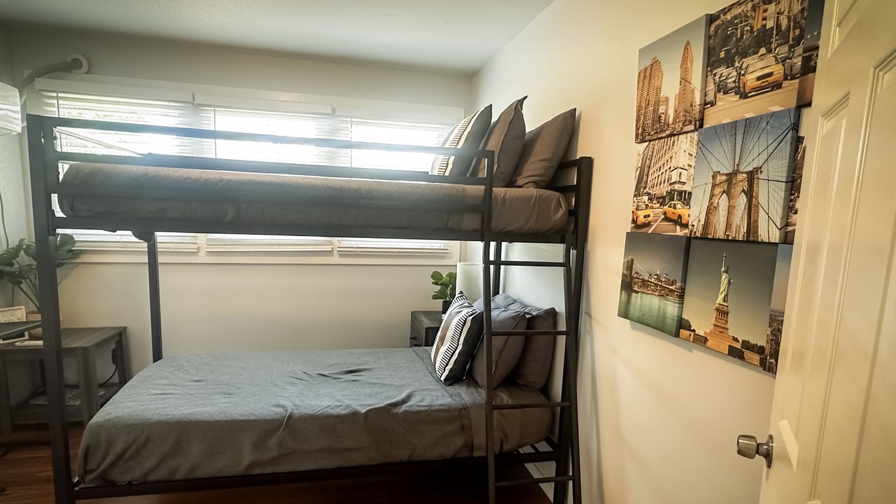 Photo of Bedroom in Oleander - Sunset