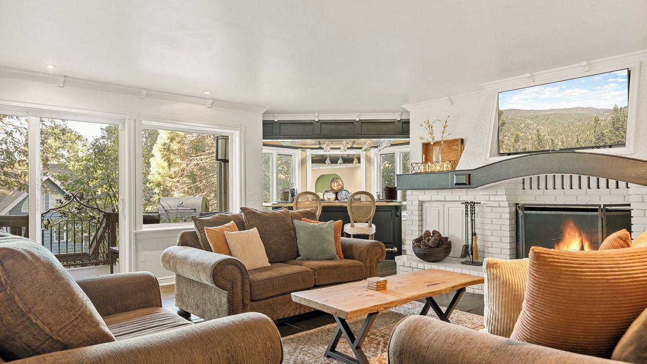 Photo of Livingroom in Lake Arrowhead