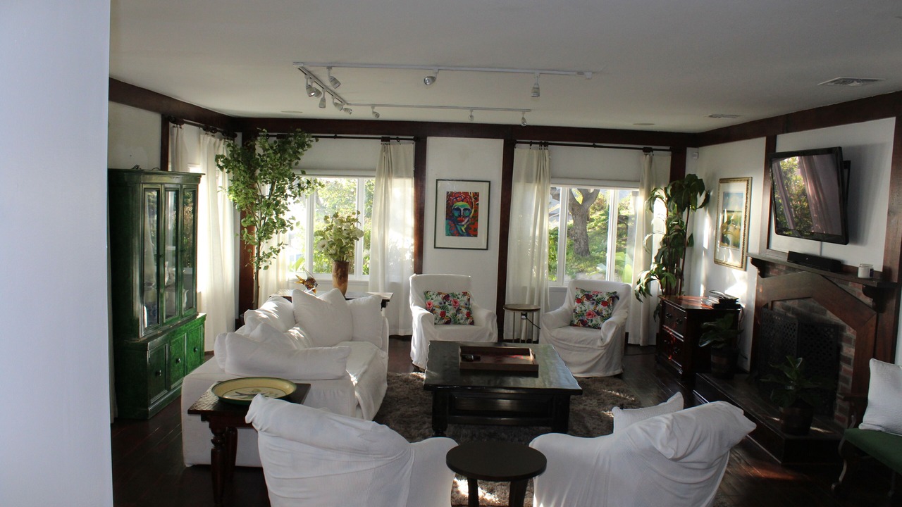 Photo of Livingroom in Western Malibu
