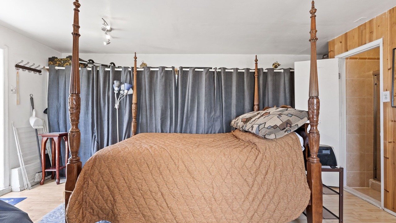 Photo of Bedroom in Mount Davidson Manor