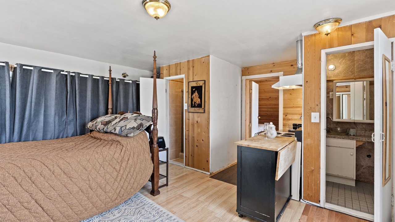 Photo of Bedroom in Mount Davidson Manor