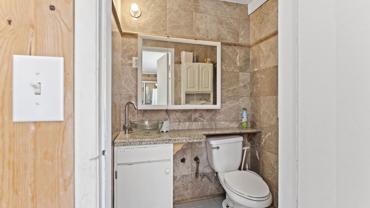 Photo of Bathroom in Mount Davidson Manor
