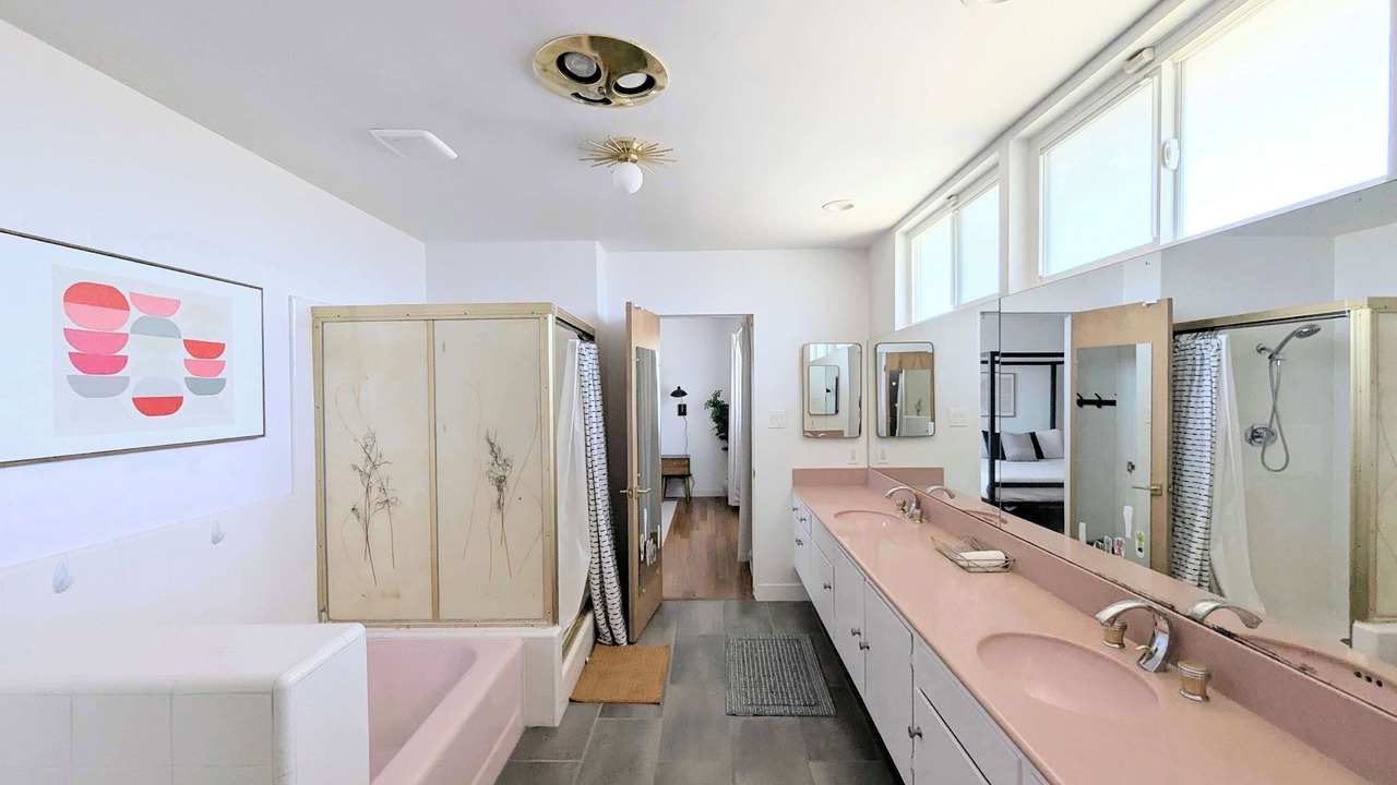 Photo of Bathroom in Ladera Heights